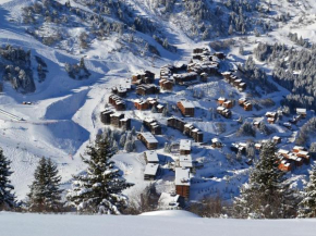 Apartment with balcony on the south adjacent to the slopes in Meribel Mottaret